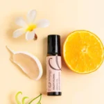 น้ำมันหอมระเหย Roll-on Fruity Floral จาก AROMAYU กลิ่นผลไม้และดอกไม้สดใส