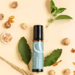 น้ำมันหอมระเหย Roll-on Herbaceous จาก AROMAYU ผสานผักแขยง สน และกำยาน