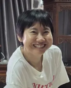 ลูกค้า AROMAYU ยิ้มอย่างผ่อนคลายที่บ้าน ผู้รีวิวกลิ่นหอมที่ช่วยสร้างบรรยากาศสบายใจ